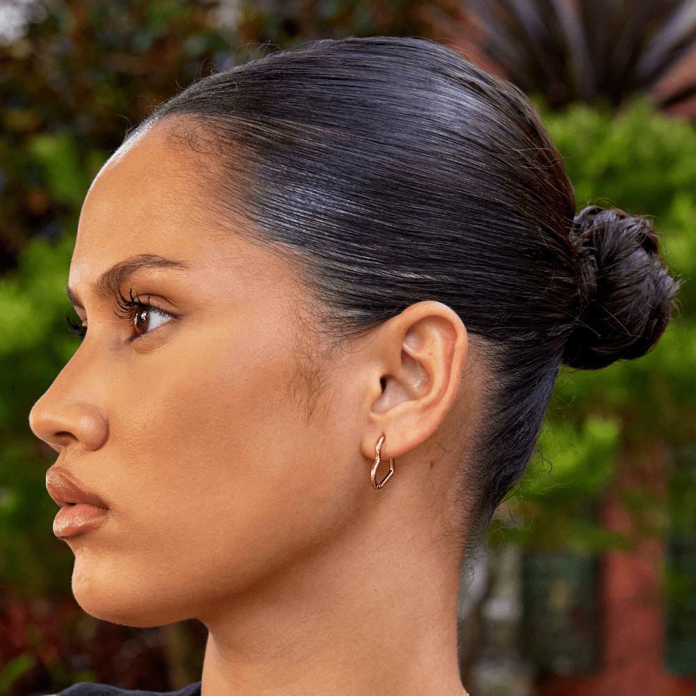 Tessia – Aretes Doradas Corazón Romántico