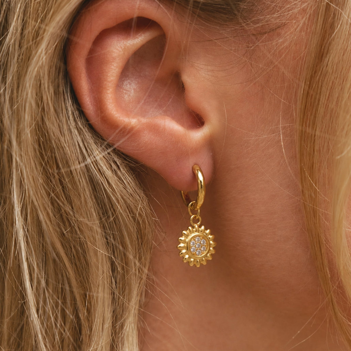 Pendientes Huggie de Mujer con Colgante de Sol y Engaste Redondo