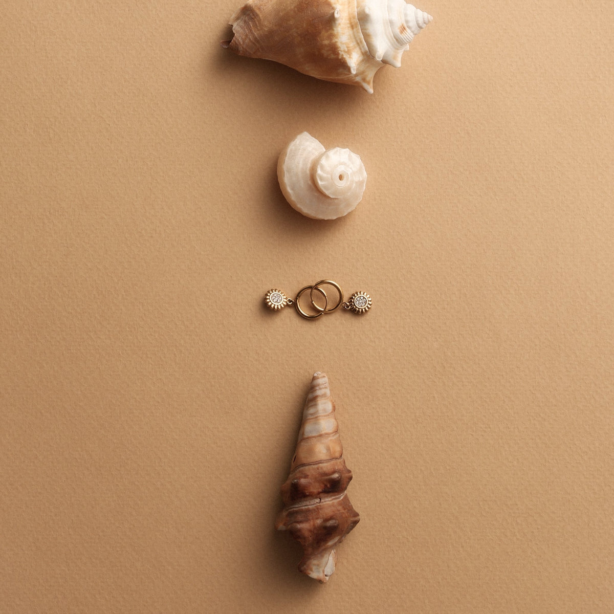 Pendientes Huggie de Mujer con Colgante de Sol y Engaste Redondo