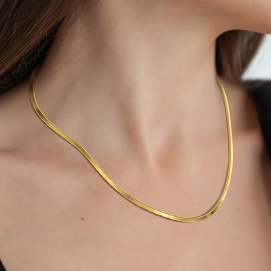 Vera – Collar de Cadena en Hueso de Sándwich de Oro