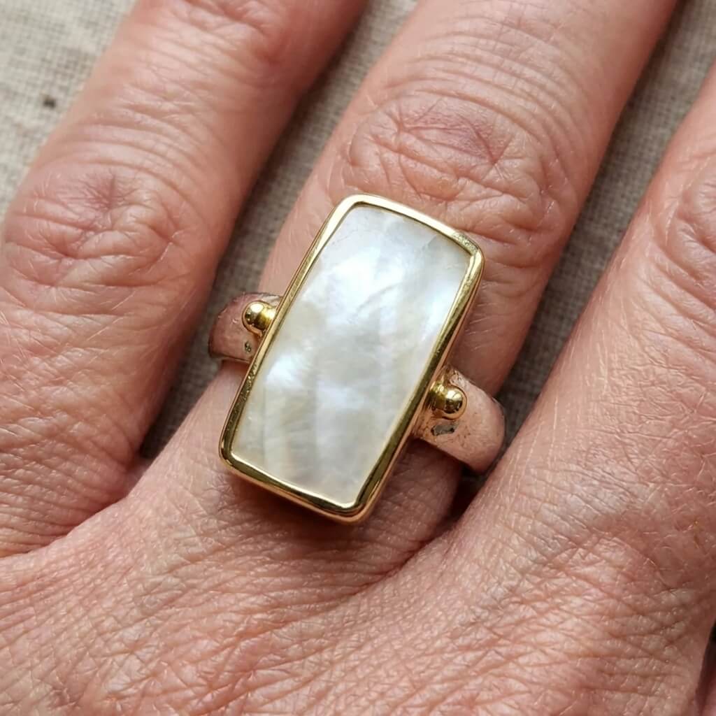 Anillo Geométrico de Mujer con Moonstone y Diseño Boho