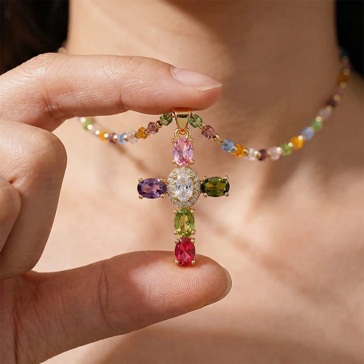 Collar de Cruz para Mujeres con Incrustaciones de Piedras Multicolores