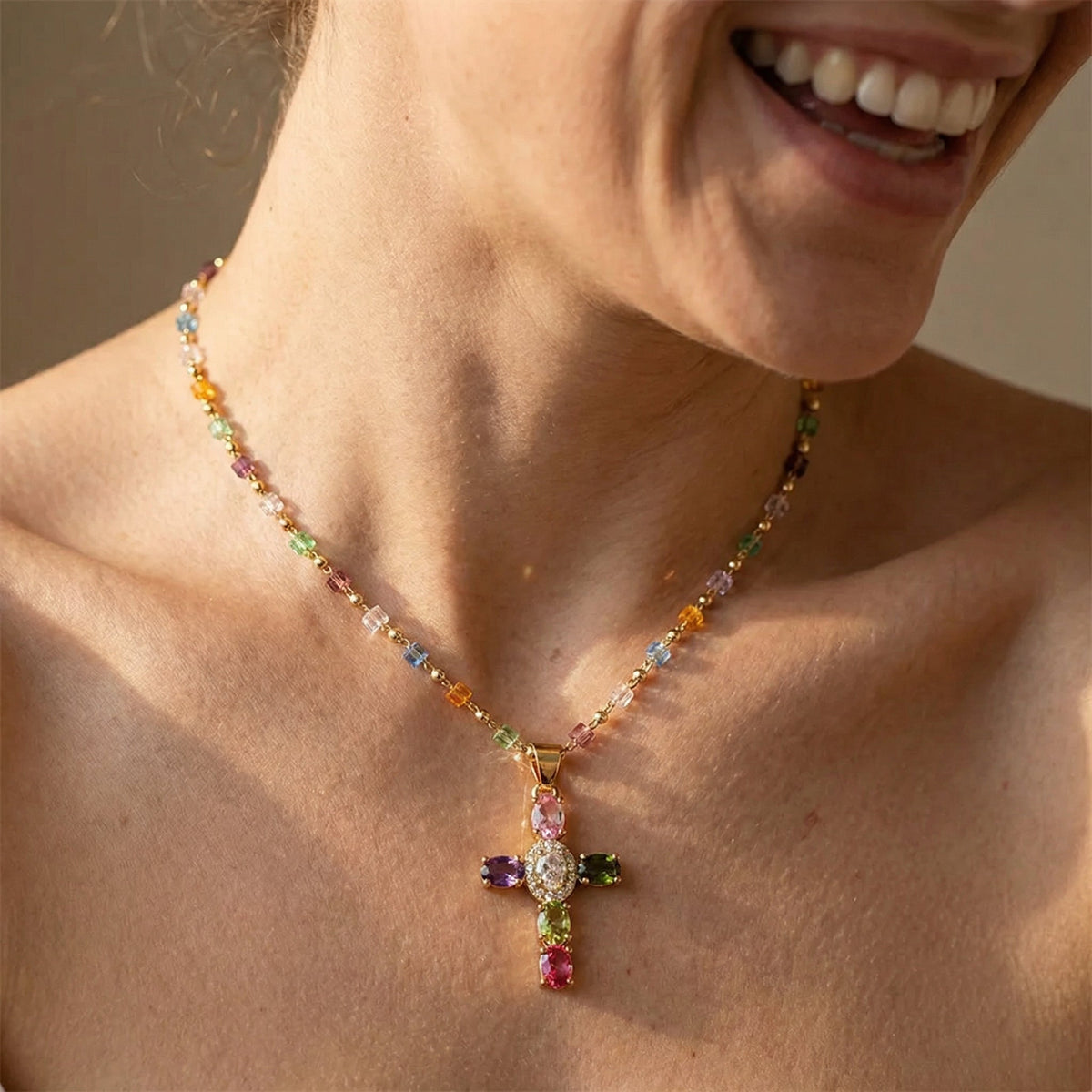 Collar de Cruz para Mujeres con Incrustaciones de Piedras Multicolores