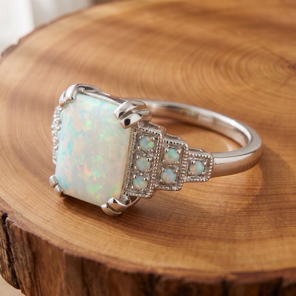 Anillo de Declaración de Damas en Estilo Art-Deco con Piedra Central Rectangular
