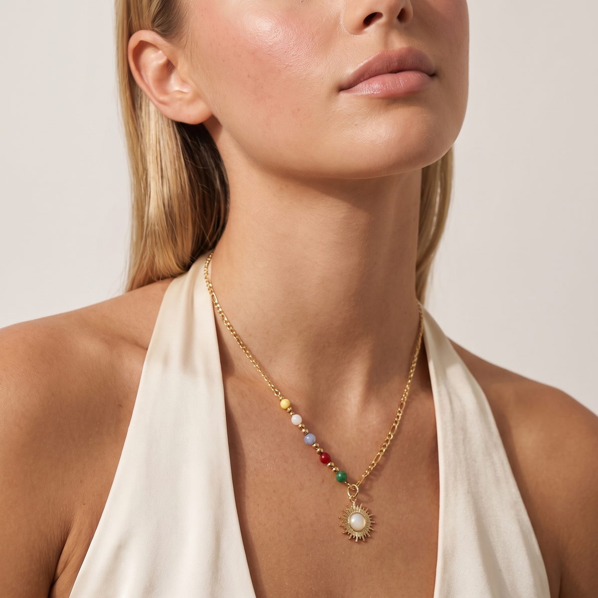 Collar colgante de mujer con motivo de sol y acentos redondos