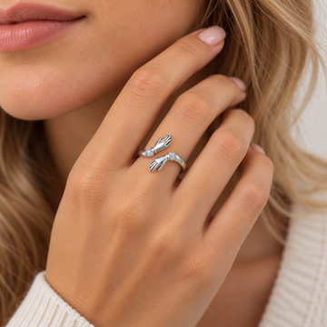 Damas Anillo Hug Ajustable con Motivo de Mano, Acentos de Piedra y Grabado