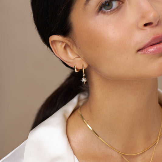 Nora – Aretes Huggie con Estrella Dorada