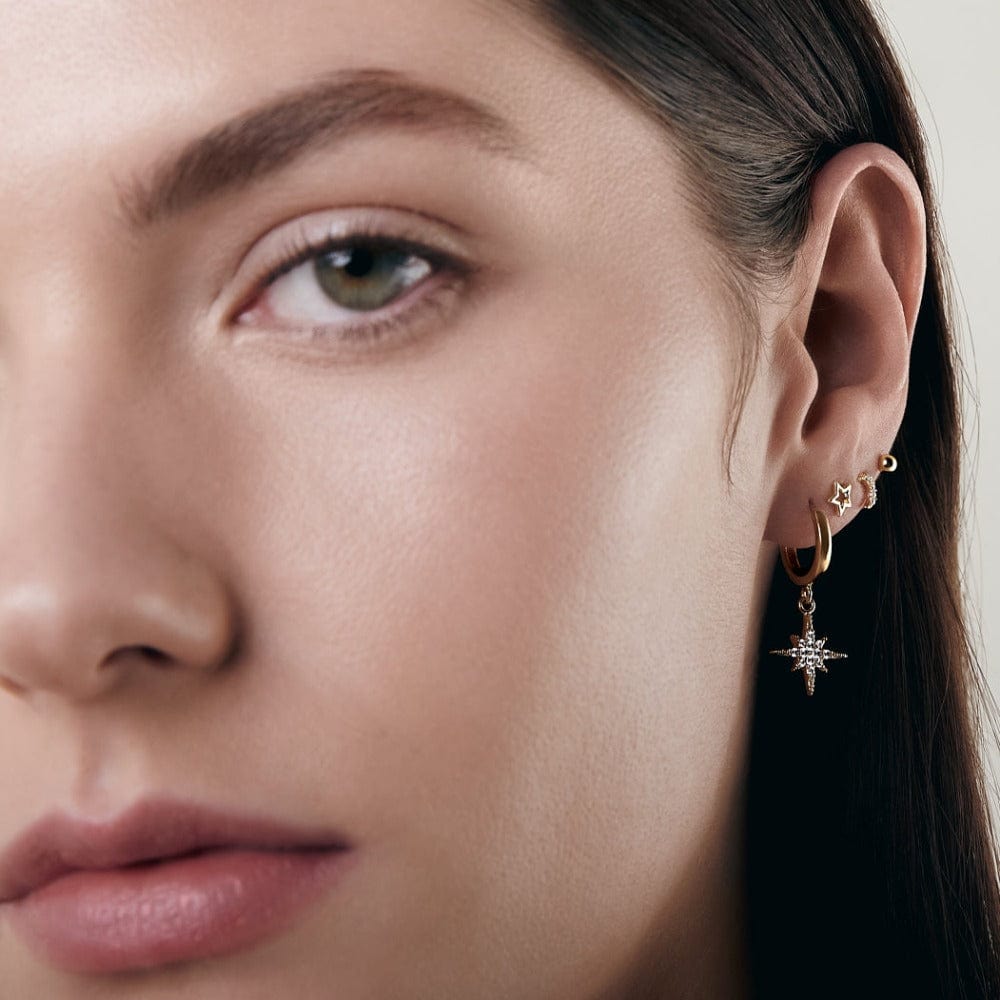 Nora – Aretes Huggie con Estrella Dorada