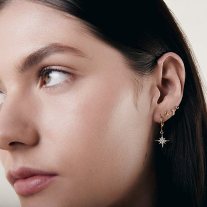 Nora – Aretes Huggie con Estrella Dorada
