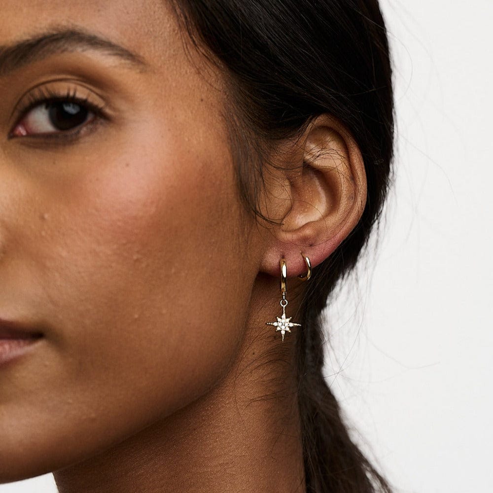 Nora – Aretes Huggie con Estrella Dorada