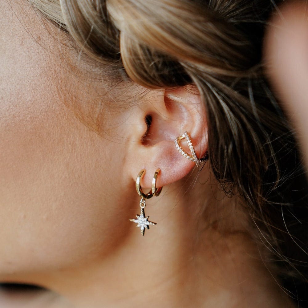 Nora – Aretes Huggie con Estrella Dorada