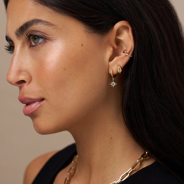 Aretes Huggie Dama con Grabado de Rayo de Estrella y Acentos de Piedra Clara
