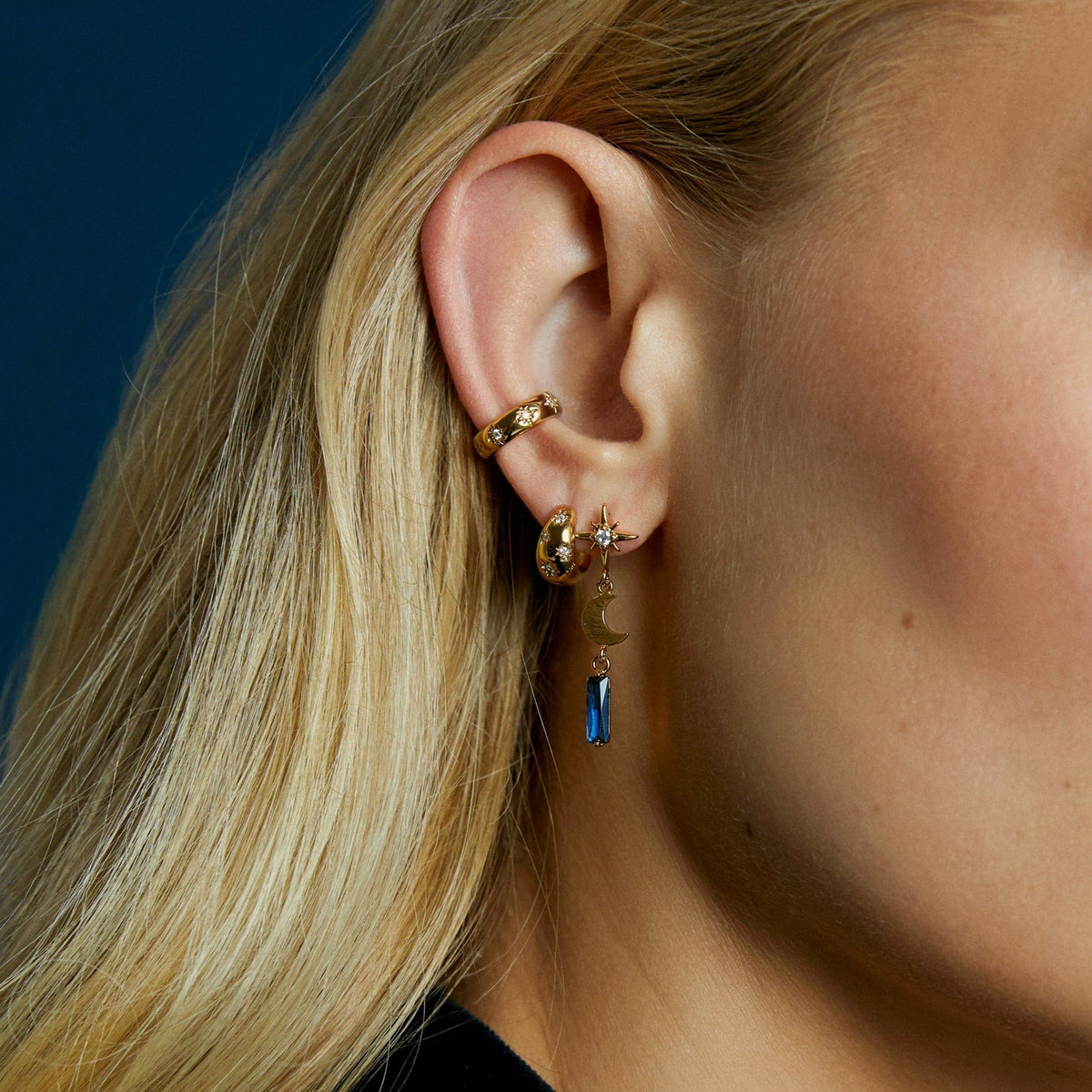 Aretes Huggie Dama con Grabado de Rayo de Estrella y Acentos de Piedra Clara