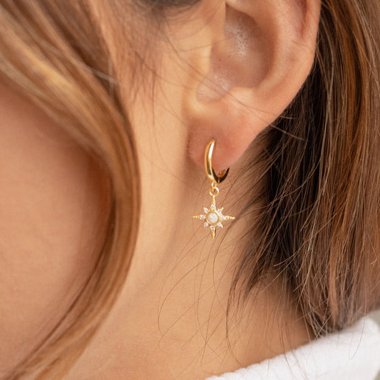 Pendientes Huggie Starburst Opal - Pendientes de Estrella con Circonita