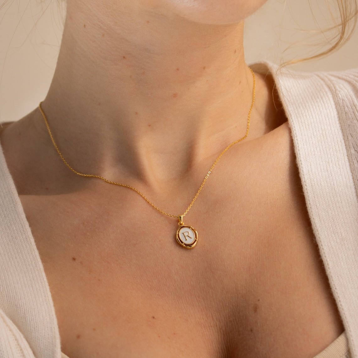 Collar con colgante de iniciales - Collar de esmalte blanco y oro
