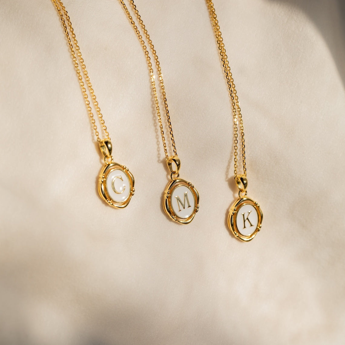 Collar con colgante de iniciales - Collar de esmalte blanco y oro