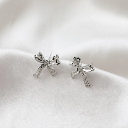 Pendientes de oro blanco con lazo - Pendientes de botón con diseño de lazo