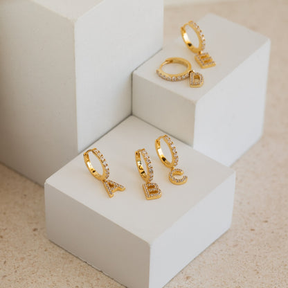 Pendientes con letras de diamantes - Pendientes huggie delicados