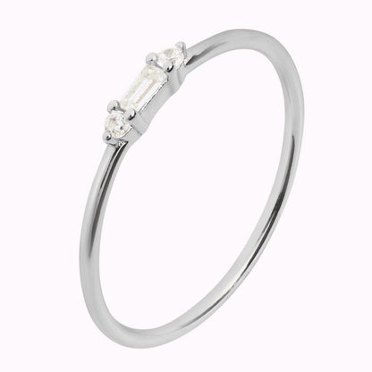 Tiny Baguette - Anillo redondo delicado de CZ