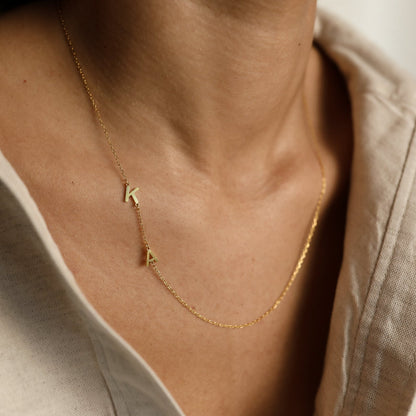 Collar con iniciales en el lateral - cadena de letras personalizada