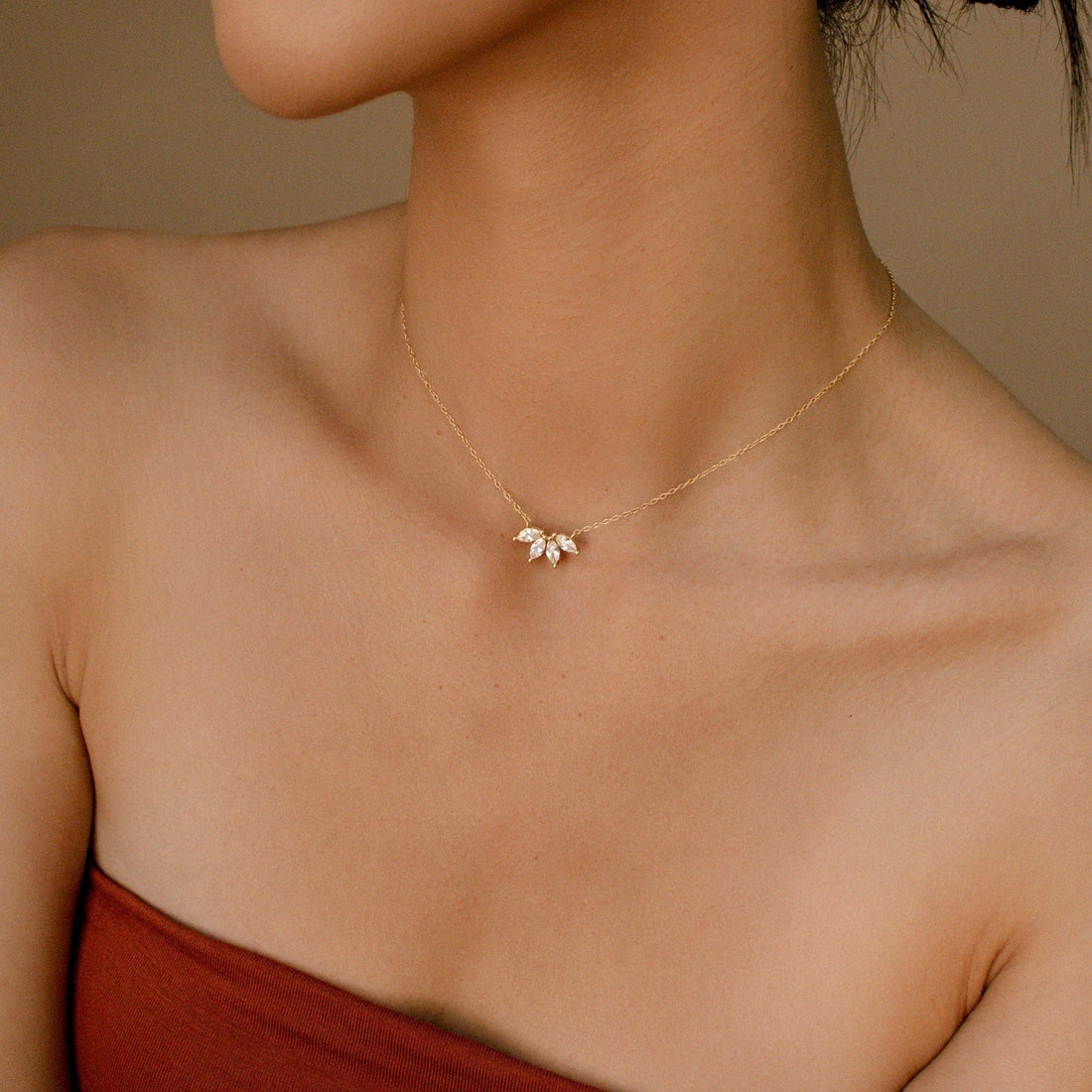 Collar Marquise con Detalle Incrustado