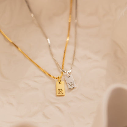 Clara – Collar Mini Etiqueta con Inicial Personalizada