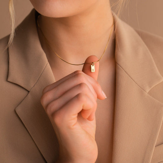 Clara – Collar Mini Etiqueta con Inicial Personalizada