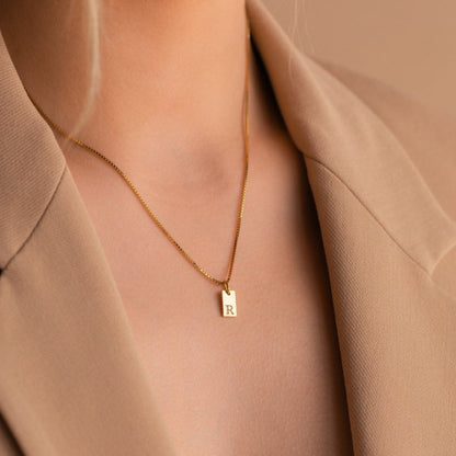 Clara – Collar Mini Etiqueta con Inicial Personalizada