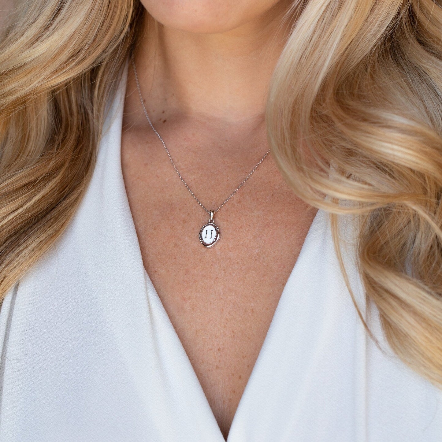 Camille – Collar Colgante con Inicial Personalizada