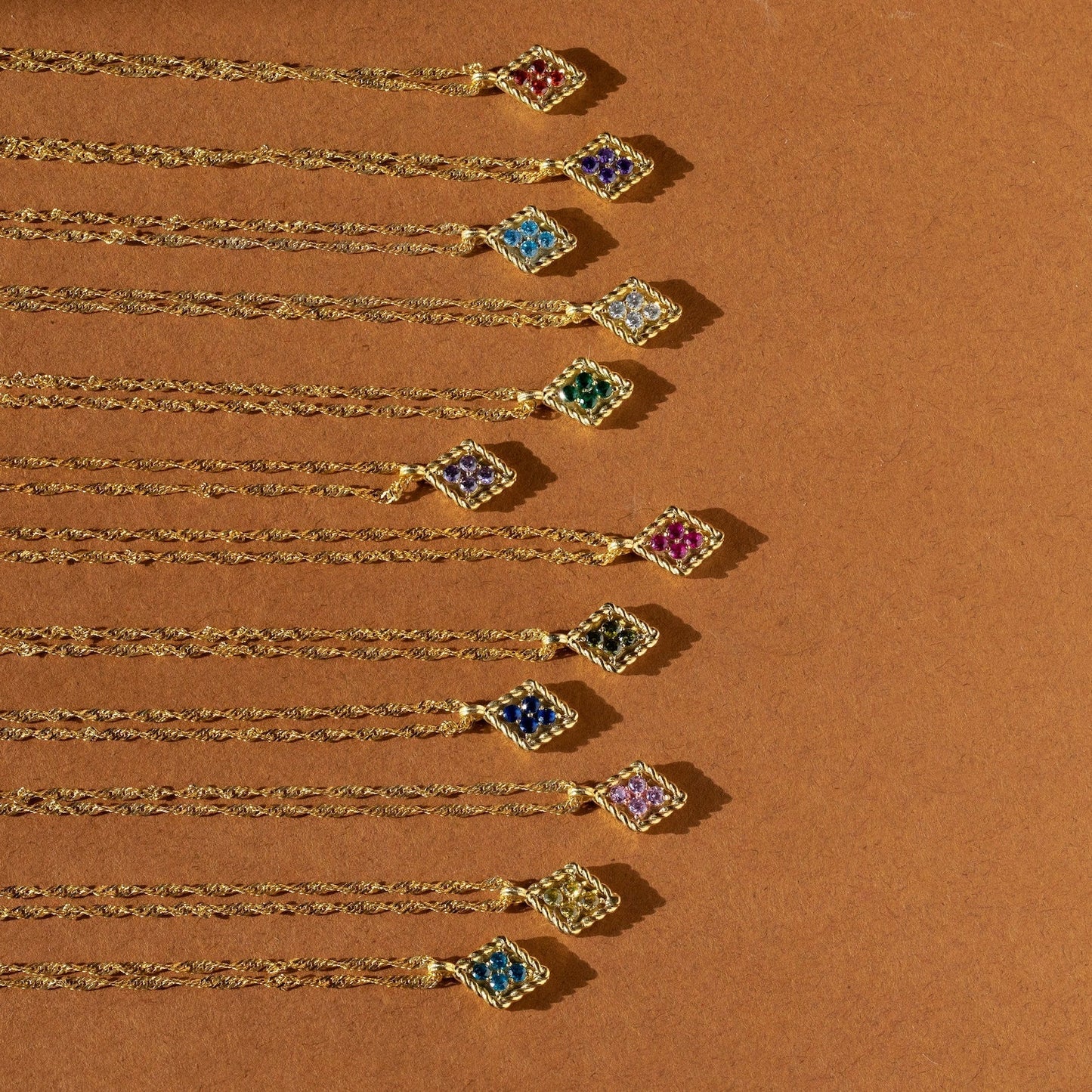 Collar con colgante en rombo de piedra de nacimiento