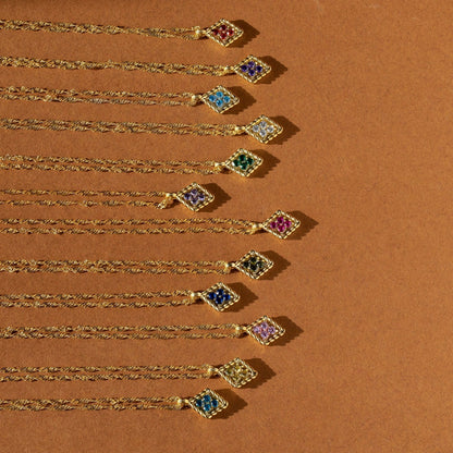 Collar con colgante en rombo de piedra de nacimiento