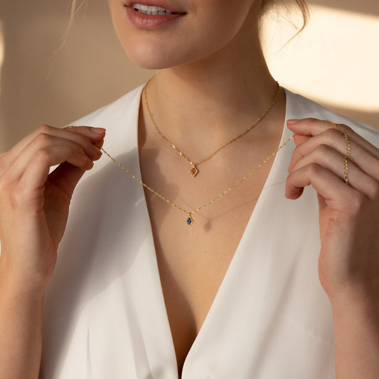 Collar con colgante en rombo de piedra de nacimiento