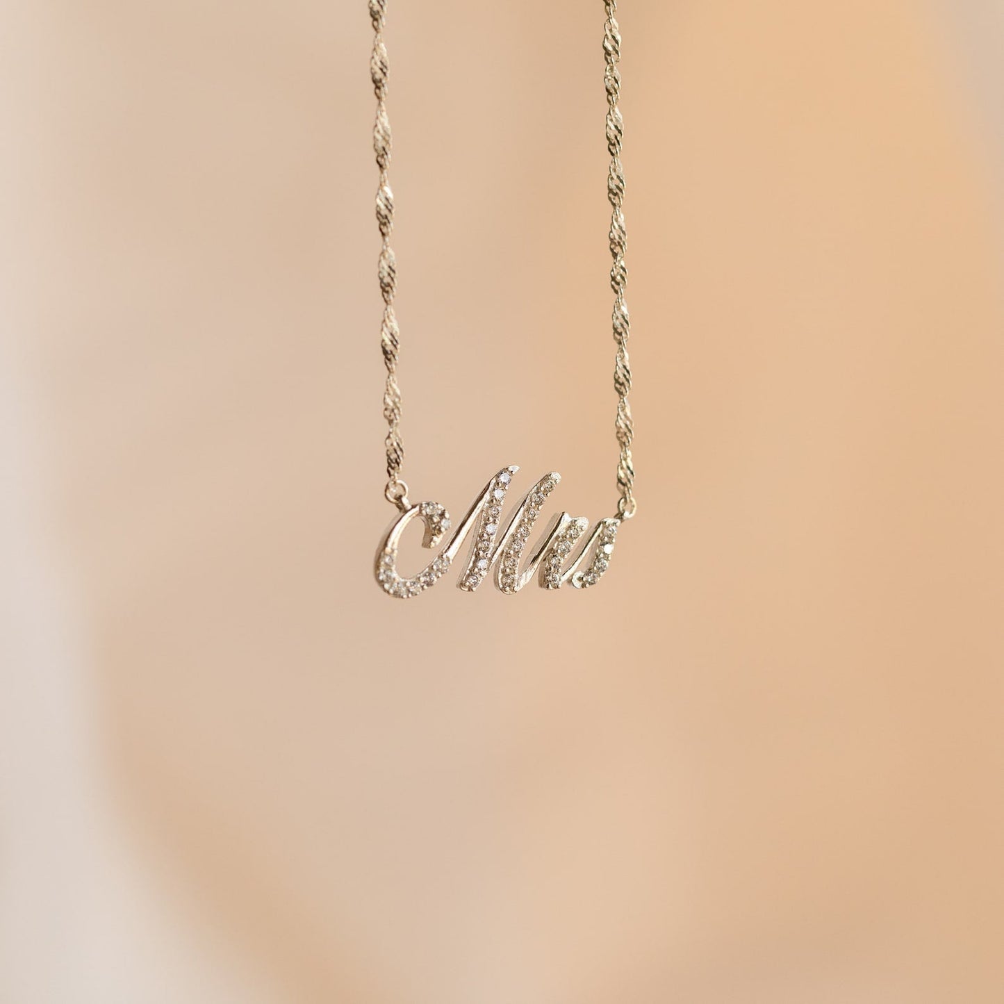 Claire – Collar Nombre Pavé Brillante