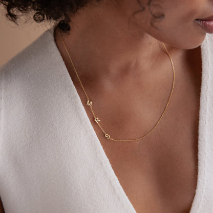 Collar con iniciales en el lateral - cadena de letras personalizada
