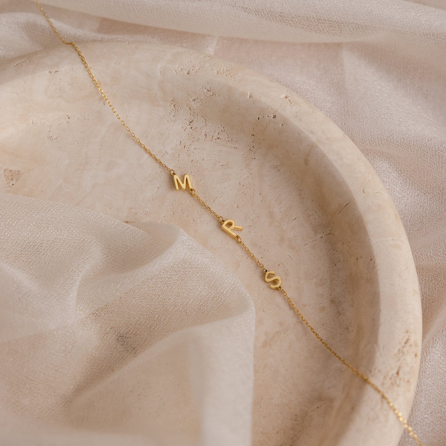 Collar con iniciales en el lateral - cadena de letras personalizada