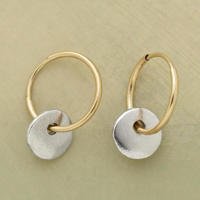 Seyna – Aros Bañados en Oro y Pendientes Plateados Elegantes