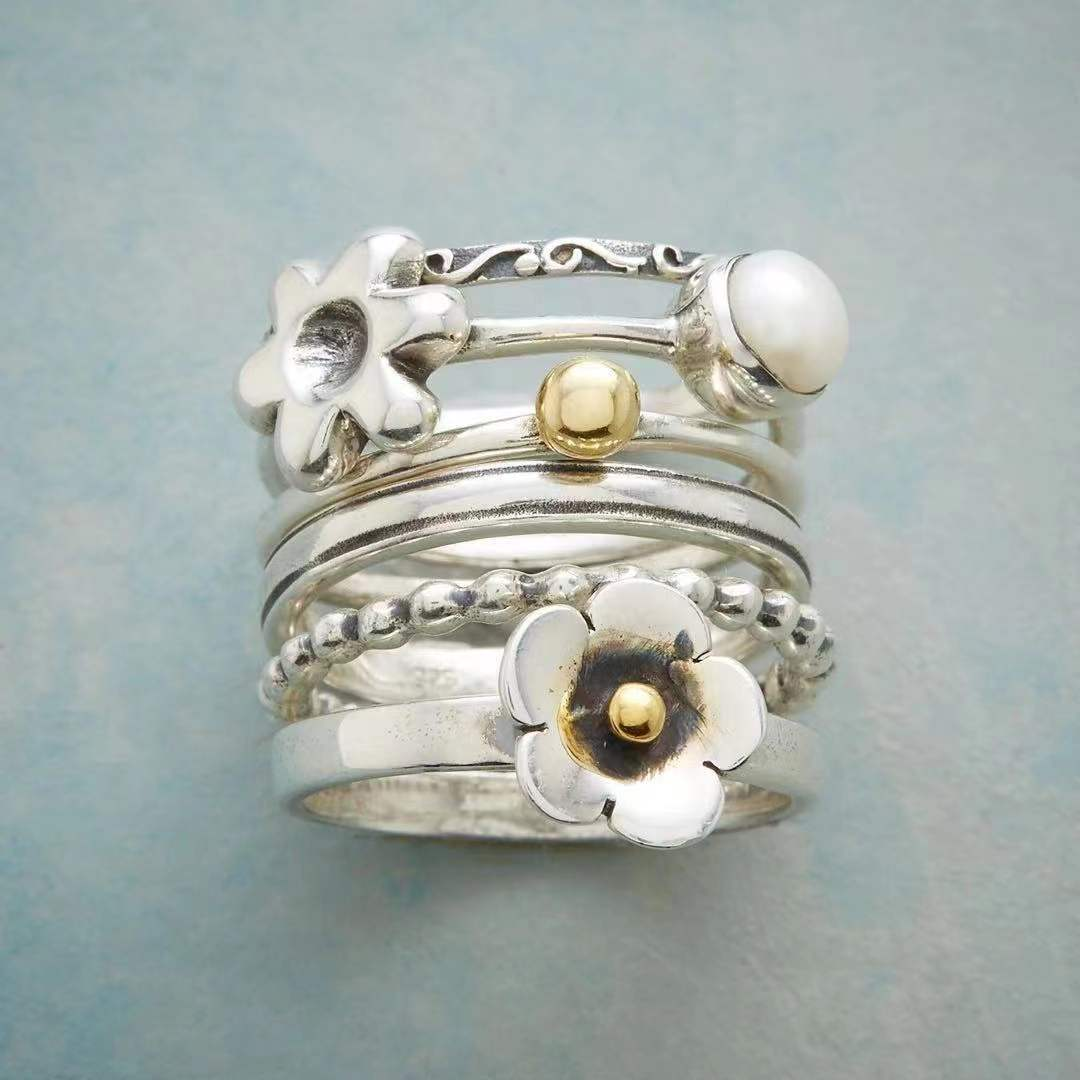 Anillo de Declaración Multicapa para Mujeres con Motivos Florales y Detalle de Perla Redonda