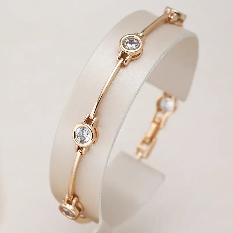 Aveline – Pulsera Delicada de Oro con Dijes de Circonia