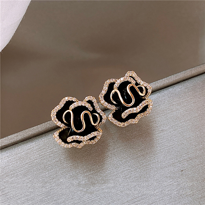 Noor – Pendientes Lotus Negro Elegantes en Dorado