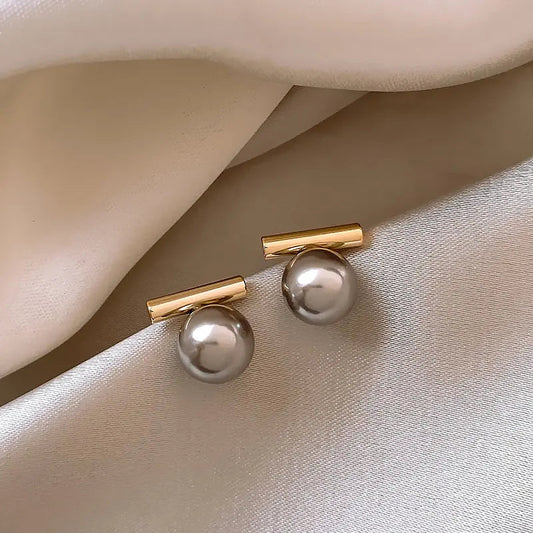 Crisha – Pendientes Perlas Oscuras en Oro Elegante