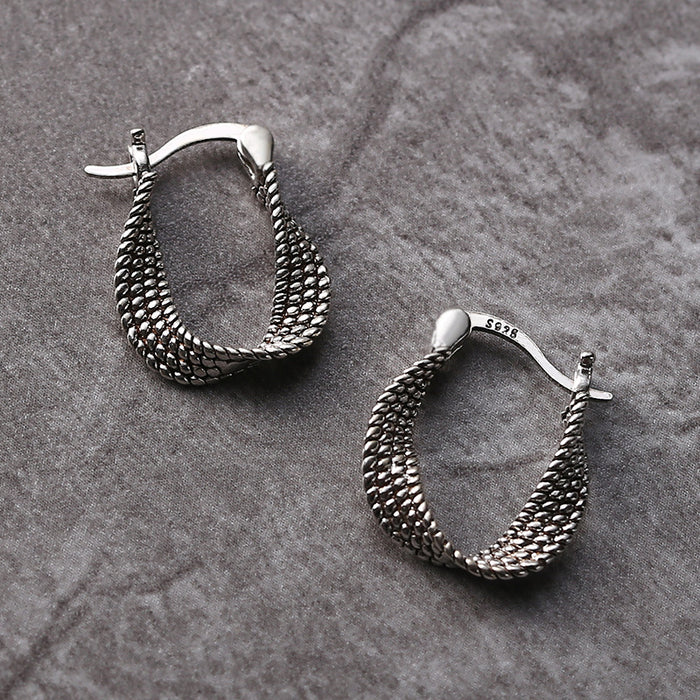 Yna – Pendientes Retro en Malla Plateada