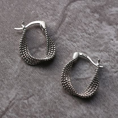 Yna – Pendientes Retro en Malla Plateada