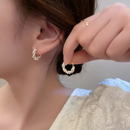 Aluna – Pendientes Elegantes con Perlas Redondas e Incrustaciones