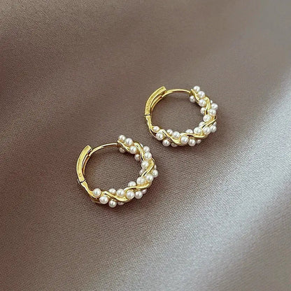 Aluna – Pendientes Elegantes con Perlas Redondas e Incrustaciones