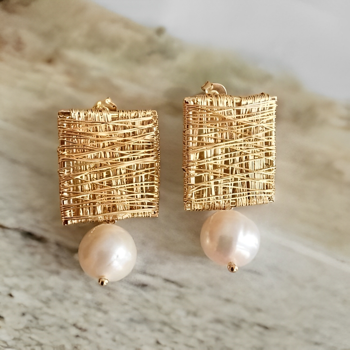 Bella – Pendientes Vintage con Hilos Dorados y Perlas