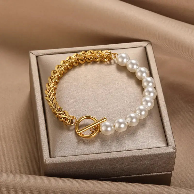 Cassia – Pulsera Dorada Elegante con Perlas
