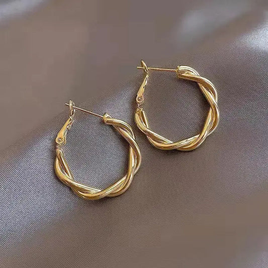 Zonia – Pendientes Elegantes con Nudo Dorado