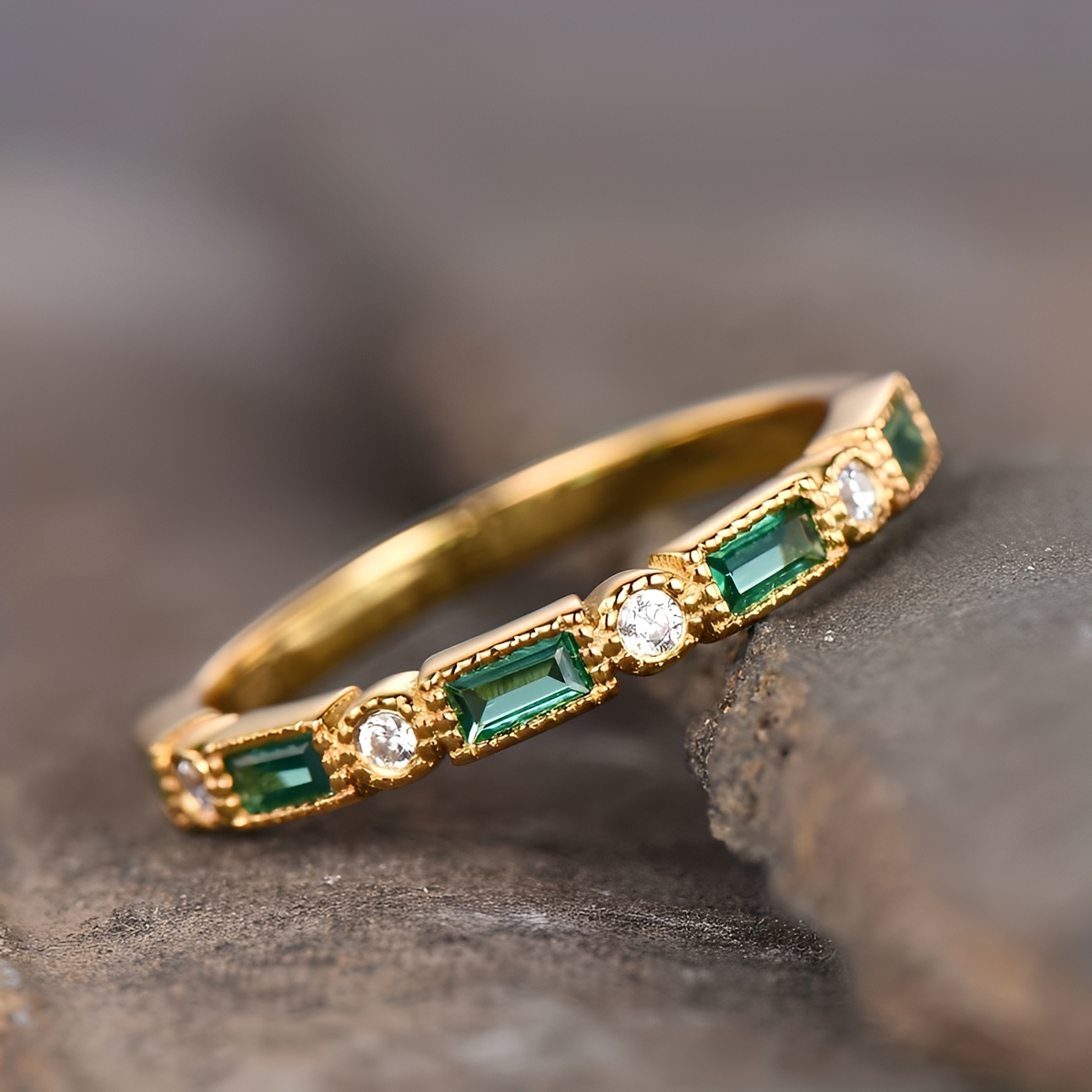 Anillo de mujer con acentos de piedra decorativos incrustados
