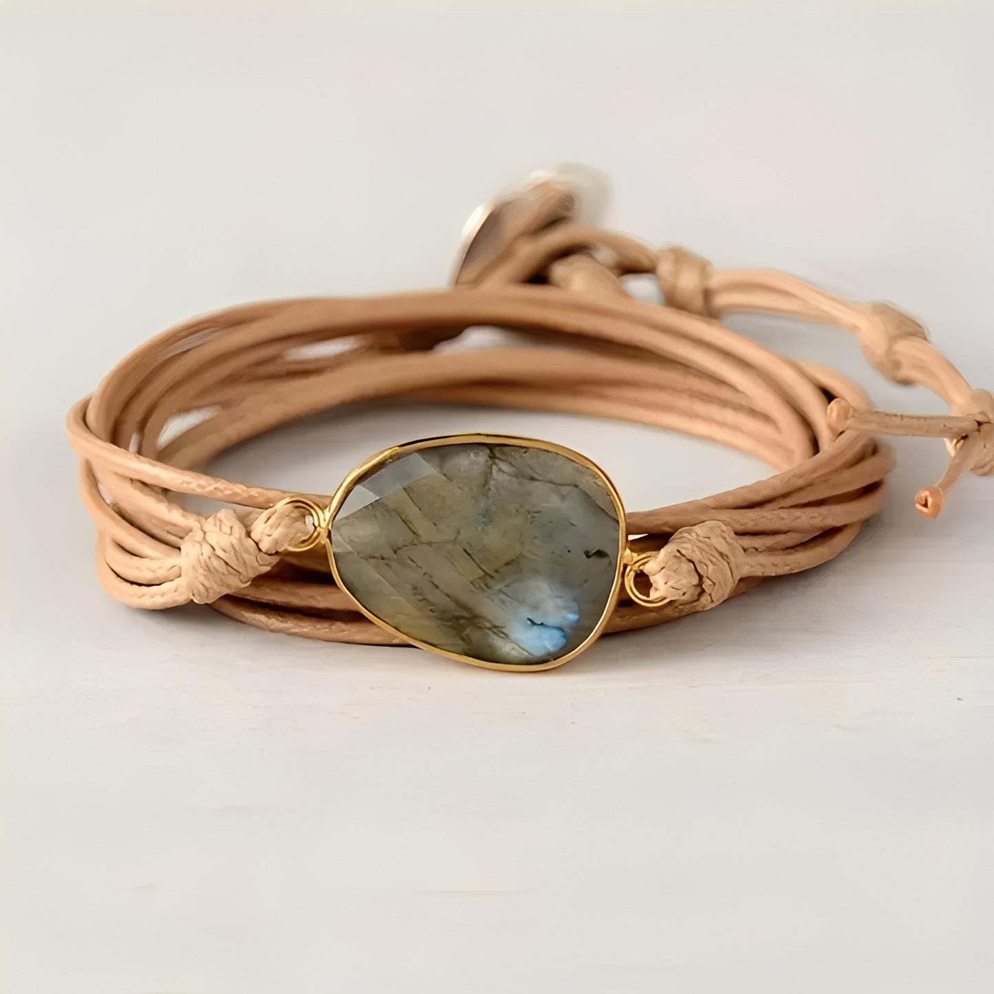 Cassandra – Pulsera Elegante en Cuero y Piedra