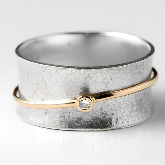 Lilia – Anillo de Plata con Línea Dorada y Zirconia